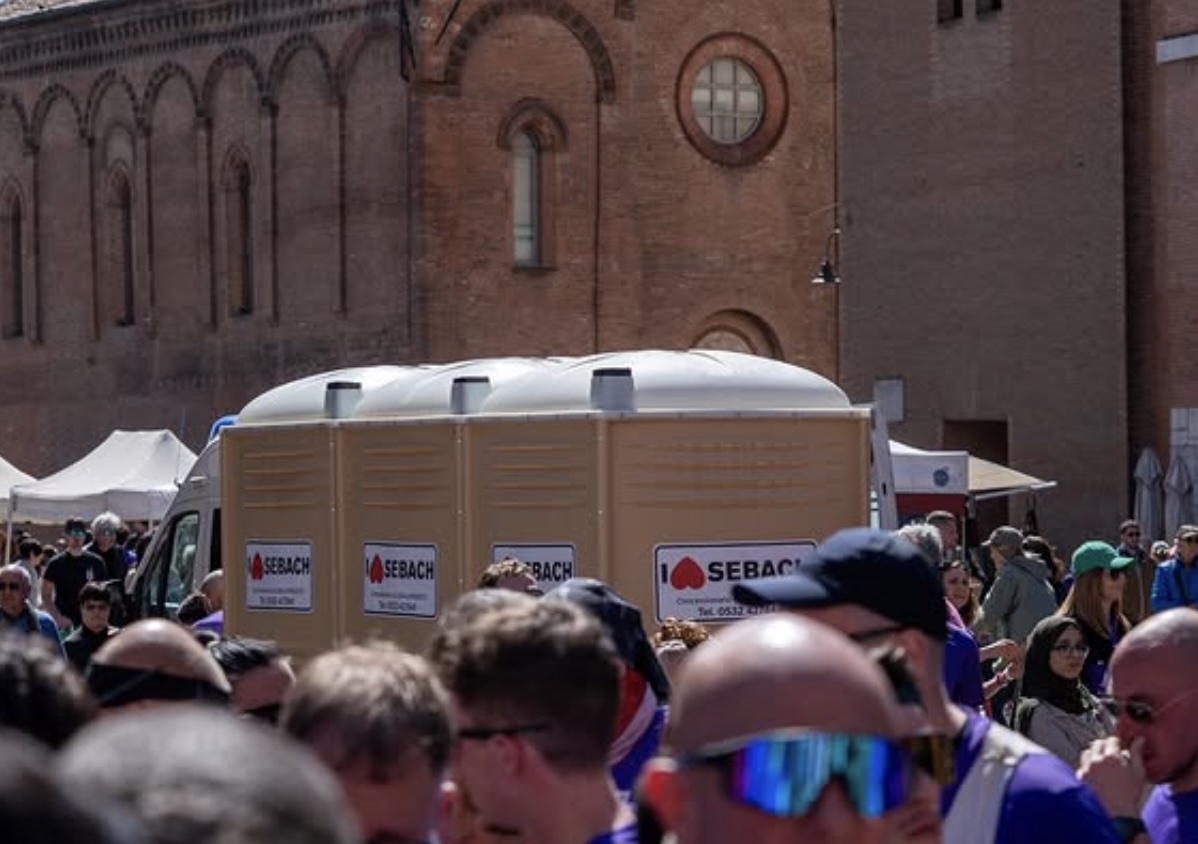 Bagni Sebach beige nasconti nella folla.jpg